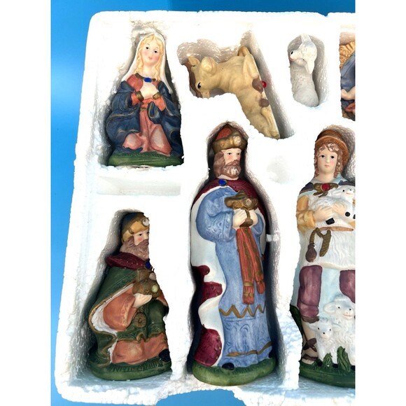 VTG International Bazaar Porcelain Nativity 10-Figures  Wood Stable 44156978 - Picture 10 of 11